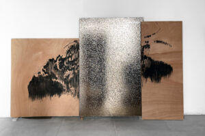 Delphine Gigoux Martin, Les bois brûlés V, 2023, Fusain sur bois et roche volcanique émaillée, 123x208 cm, Courtesy de l'artiste et Galerie Claire Gastaud