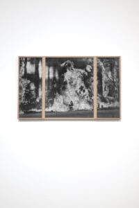 VOID, Nos Déluges (Être combustible), (ouvert) 2025, impression à encre pigmentaire, phonautogramme (noir de fumée, son gravé) sur papier Hahnemühle, cuivre gravé, pigment ink print phonautogram on Hahnemühle paper, engraved copper, 51.2 x 84 x 3.5 cm, photo Grégory Copitet, Courtesy Galerie Papillon