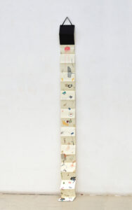 © Jeanne Susplugas, Tenir bon, 2023, Carnet Leporello, Technique mixte, encre sur papier, 14,1 x 9,4 cm (291,4 cm), courtesy de l’artiste et de la Galerie Eva Vautier, Photo François Fernandez